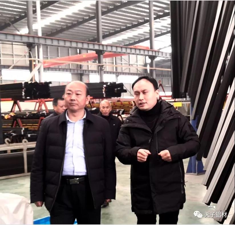 冬日暖陽，淮陽中學(xué)周口校友會會長程玉成一行應(yīng)邀蒞臨河南天子鋁業(yè)有限公司參觀考察
